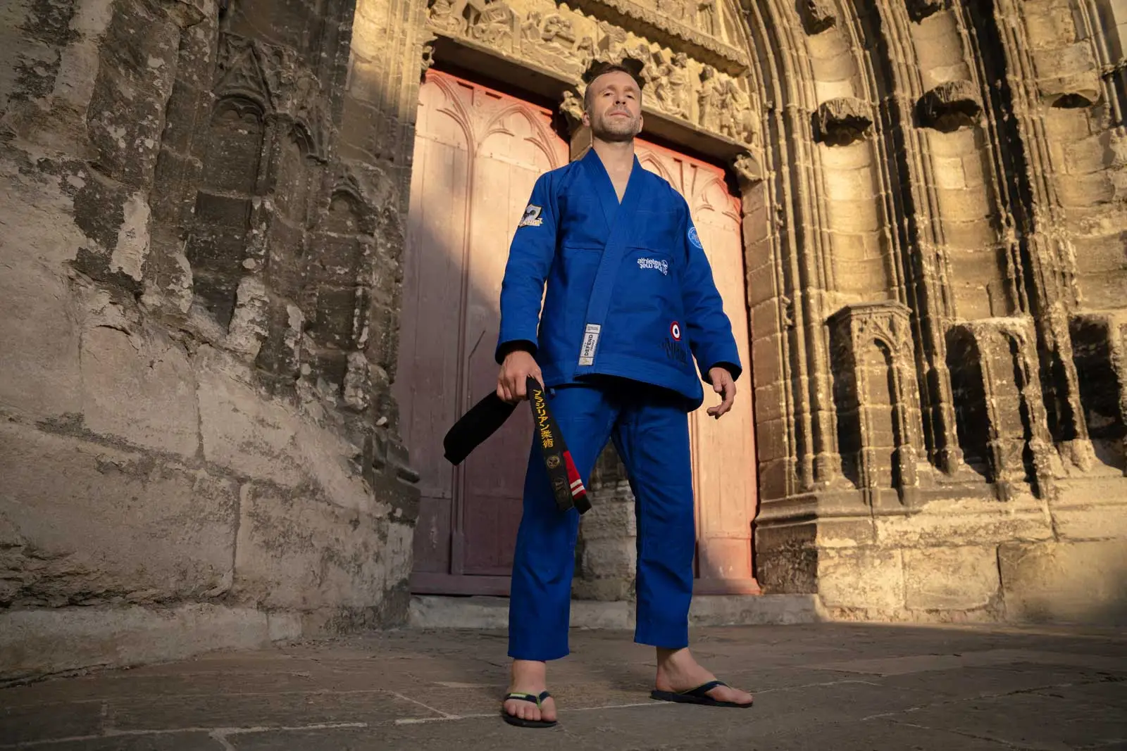 Athlète de Jiu Jitsu brésilien devant une cathédrale