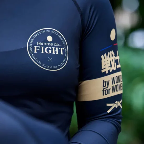 Détail poitrine du rashguard femme de fight