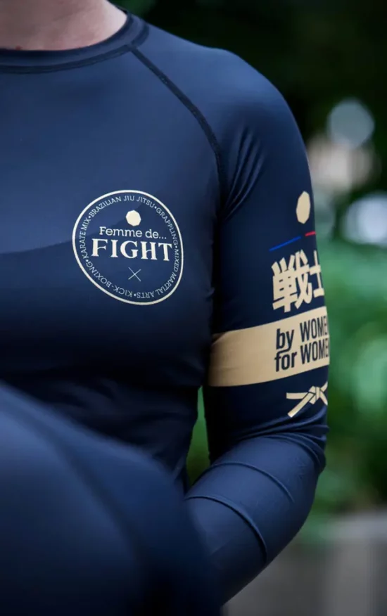 Détail poitrine du rashguard femme de fight